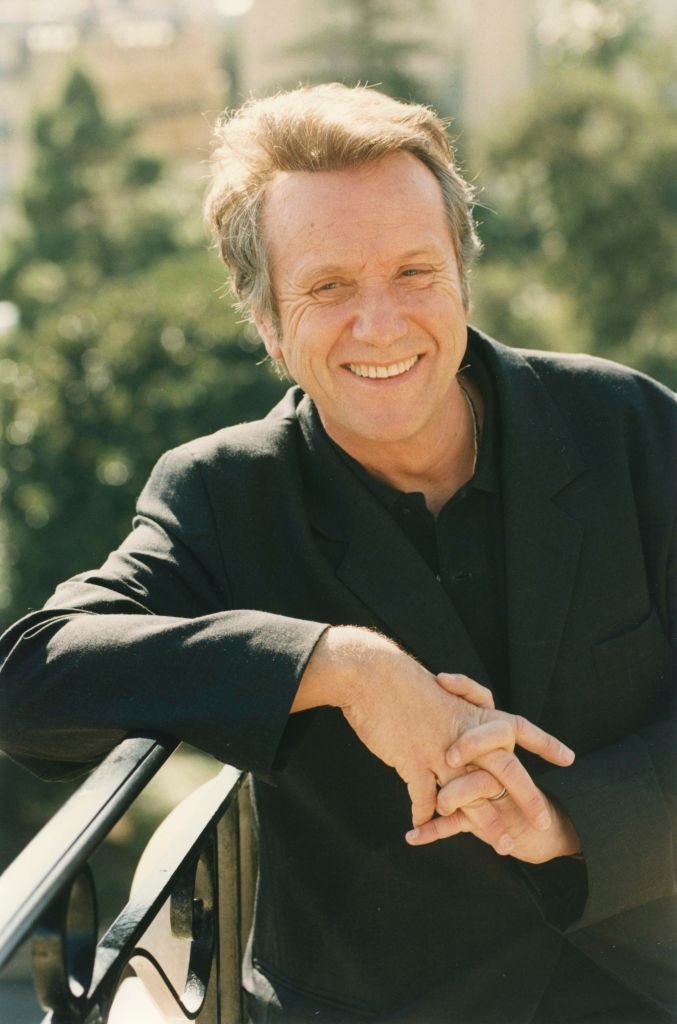 L'acteur français Yves Rénier en février 1998, France. | Photo : Getty Images.