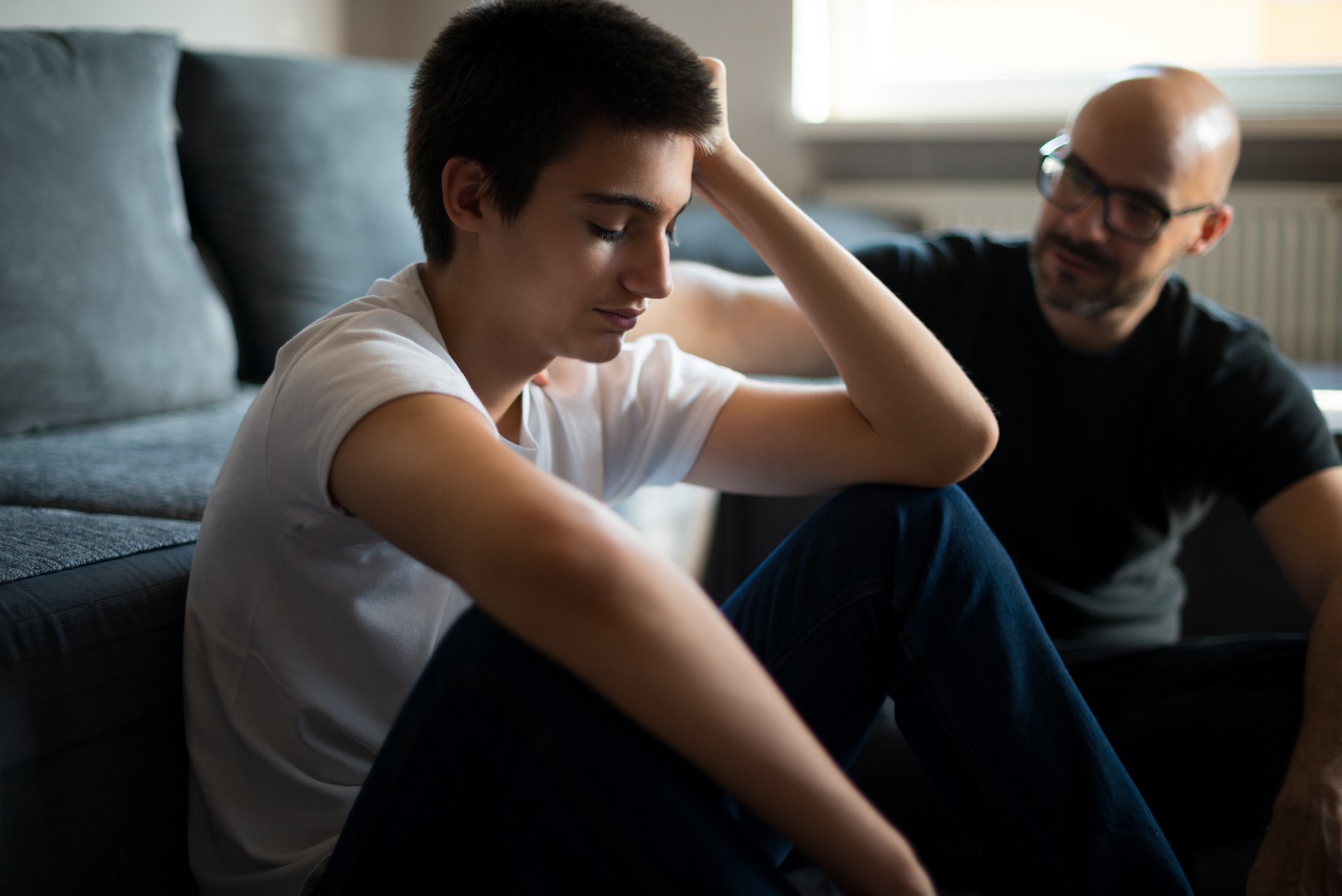 Vater berät seinen jugendlichen Sohn | Quelle: Getty Images