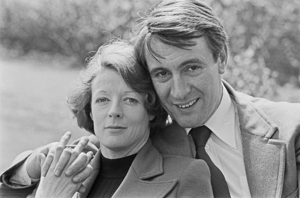 Maggie Smith smiles beside Robert Stephens on April 27, 1973 in UK. | Source: Getty Images