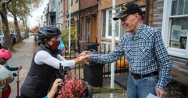 A picture of Jack Le Vine at a honorary celebration organized by his neighbors | Photo:   twitter.com/nytimes 