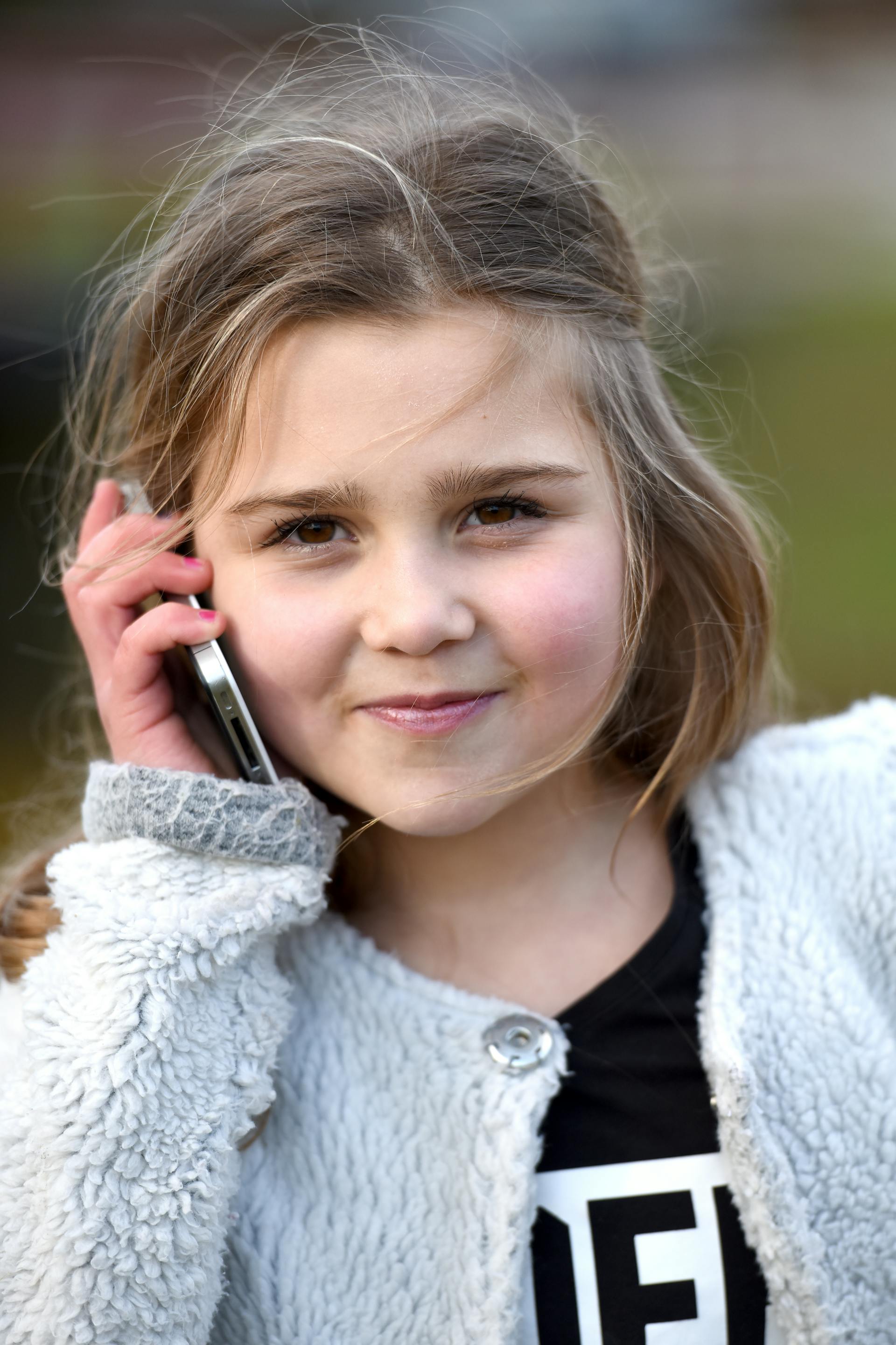 A little girl talking on the phone | Source: Pexels