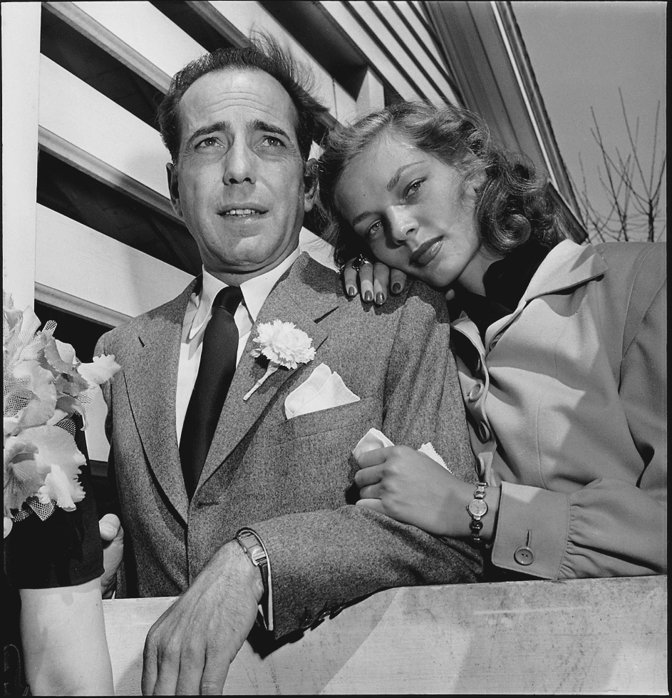 Humphrey Bogart und Lauren Bacall nimmt an der Hochzeit von Schriftsteller Louis Bromfeld teil. | Quelle: Getty Images