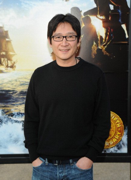 Ke Huy Quan assiste à la célébration du 25ème anniversaire de "The Goonies" de Warner Bros, en Californie. |Photo : Getty Images. Ke Huy Quan assiste à la célébration du 25ème anniversaire de "The Goonies" de Warner Bros, en Californie. |Photo : Getty Images.