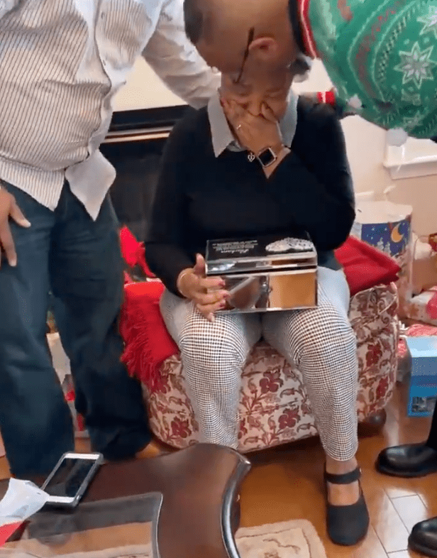 A woman is comforted by her family after receiving old love letters from her late husband | Photo: twitter.com/ForeverLAS_