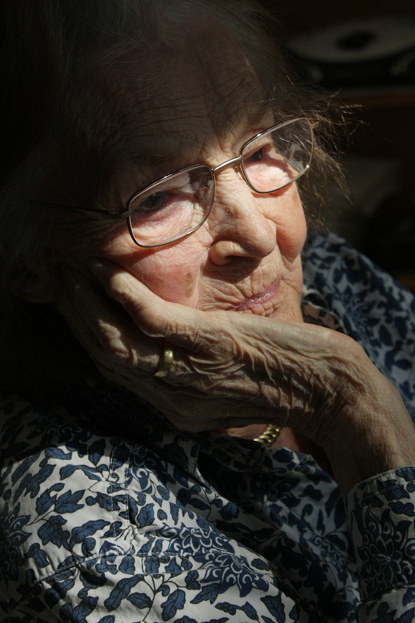 Alte Frau in Gedanken versunken - Foto: Pixabay