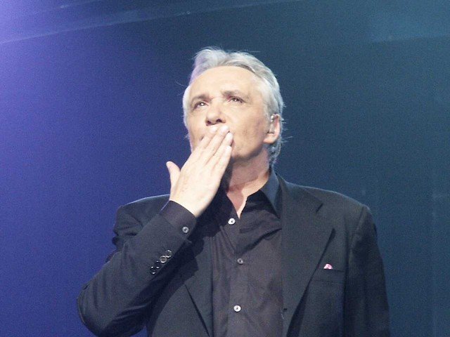 Le chanteur Michel Sardou sur scène. l Source : Flickr Le chanteur Michel Sardou sur scène. l Source : Flickr