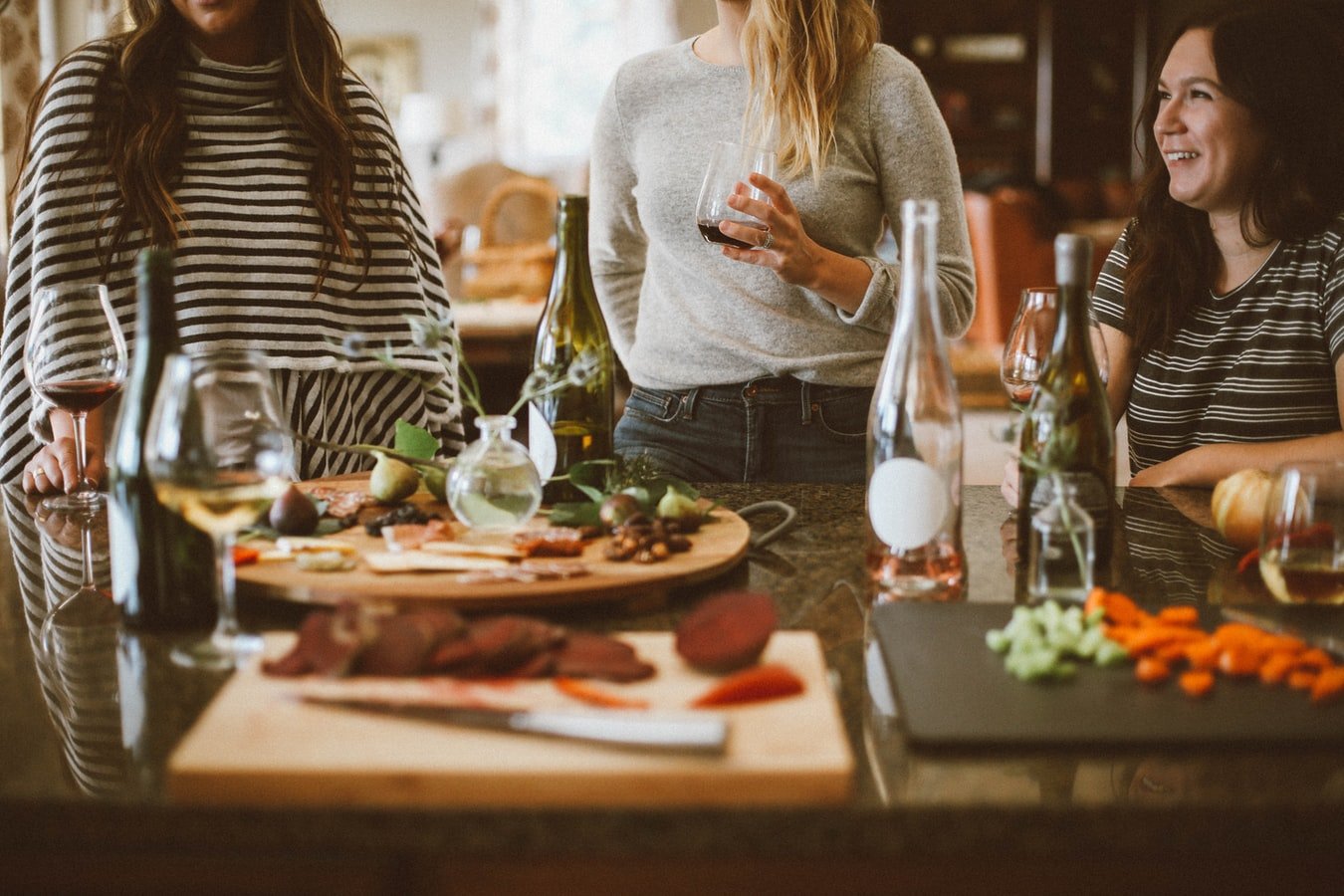 At the dinner party | Source: Unsplash