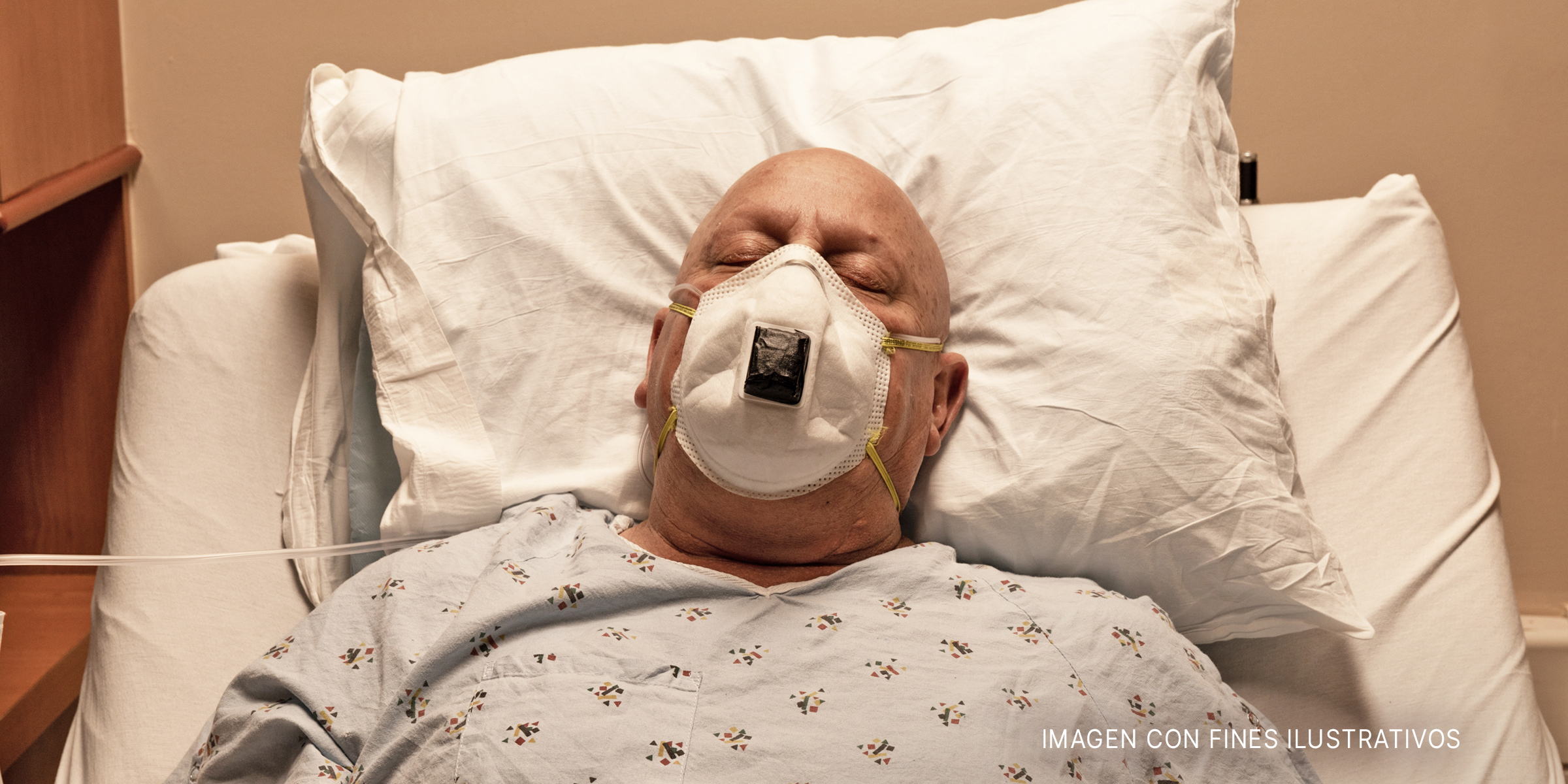 Hombre en cama de hospital con mascarilla. | Foto: Shutterstock