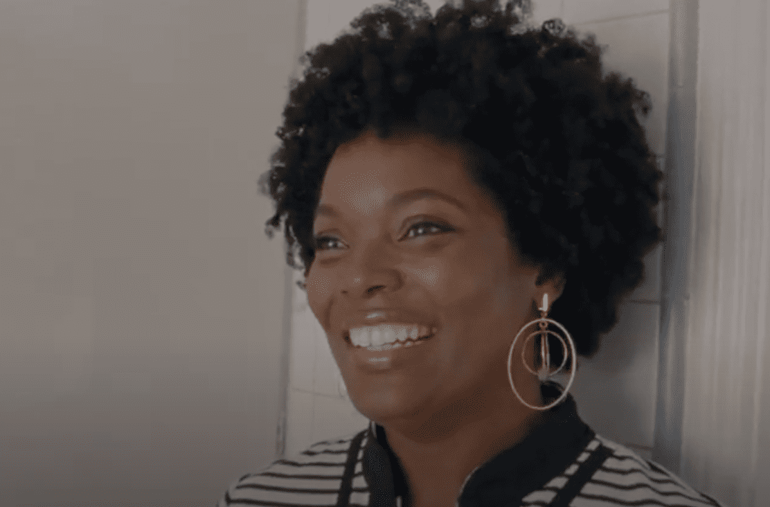 Yara Shahidi's mom Keri during a scene in the 2018 film, "To Mom With Love" by Margaret Zhang. | Source: YouTube/Tony Burch