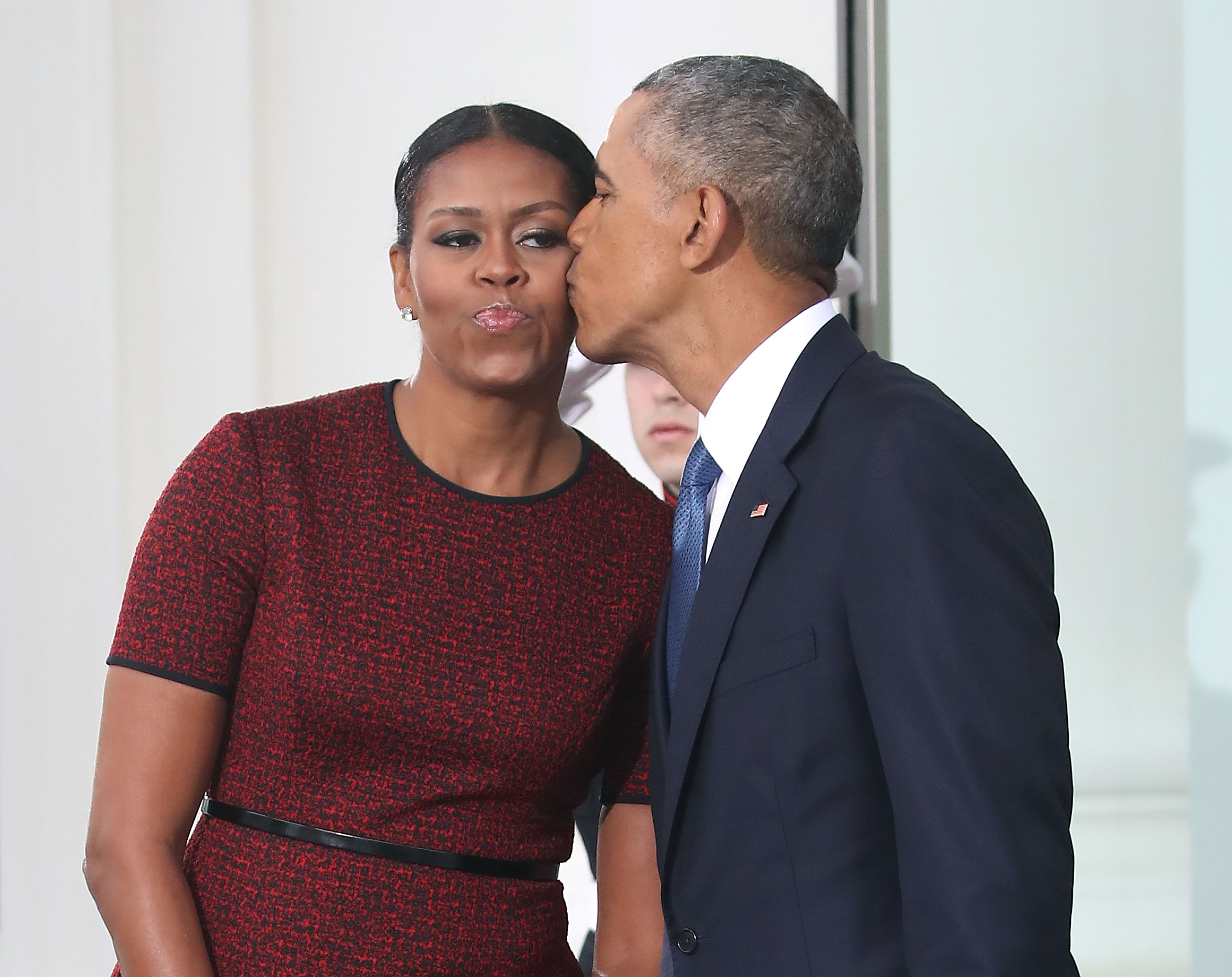 Barack Obama giving a kiss to Michelle Obama before the arrival of President Donald Trump and Melania Trump at the White House on January 20, 2017, in Washington, D.C. | Source: Getty Images