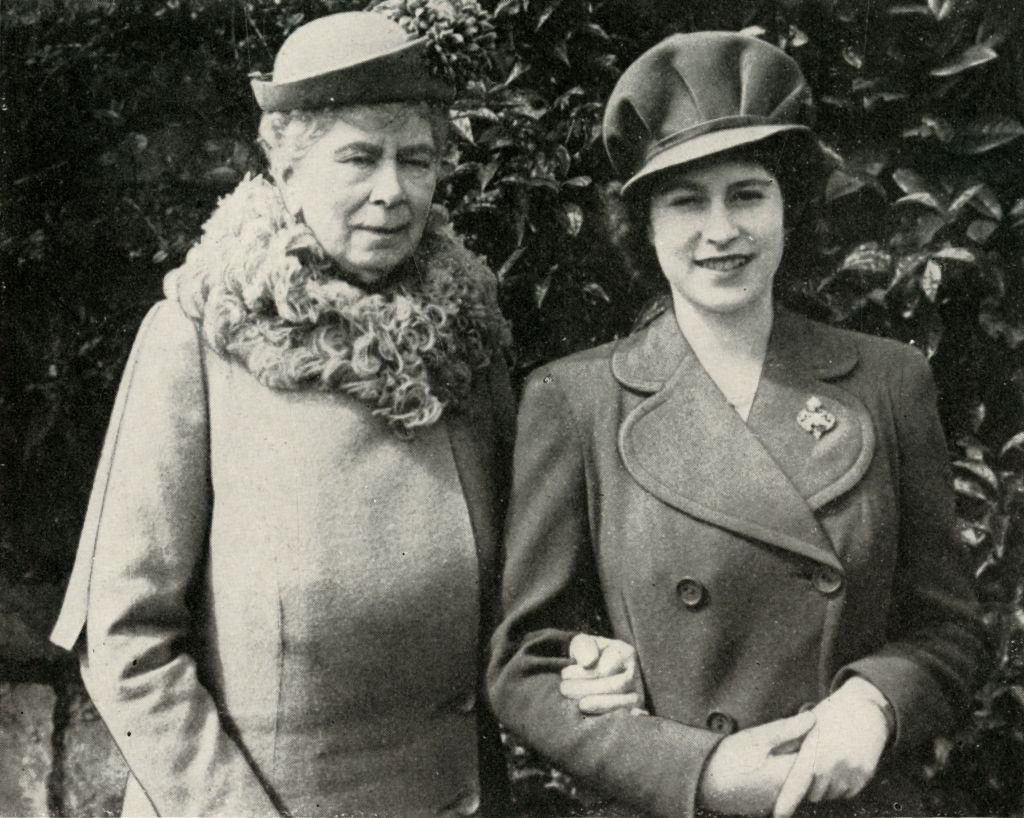 La reina Mary con Elizabeth en la fiesta por su decimoctavo cumpleaños en abril de 1944 en Londres, Inglaterra. | Foto: Getty Images La reina Mary con Elizabeth en la fiesta por su decimoctavo cumpleaños en abril de 1944 en Londres, Inglaterra. | Foto: Getty Images