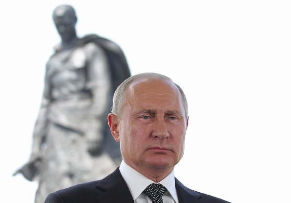 Le président russe Vladimir Poutine s'adresse aux citoyens russes à la veille du jour principal du vote sur les amendements à la Constitution russe. | Photo : Getty Images