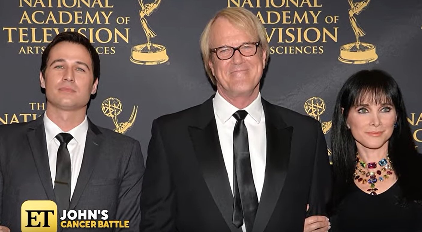 John Tesh poses at the National Academy of Television Awards in throwback from Entertainment Tonight with Mary Hart | Photo: YouTube/ Entertainment Tonight
