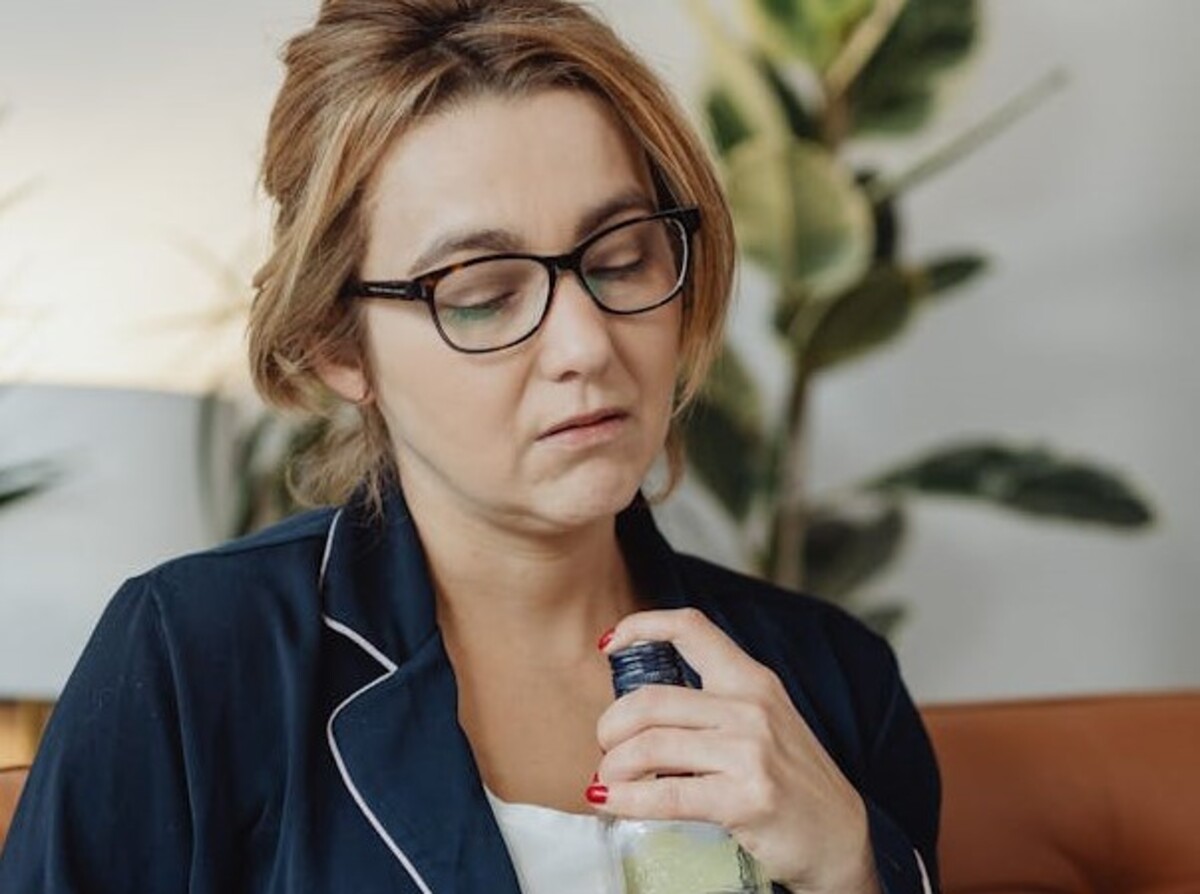 A woman holding a plastic bottle | Source: Pexels