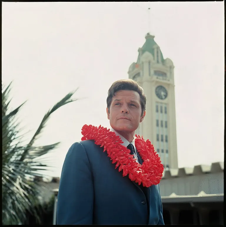 Jack Lord dans le rôle de Steve McGarrett, dans une scène du drame télévisé "Hawaii 5-O", 1979. | Photo : Getty Images