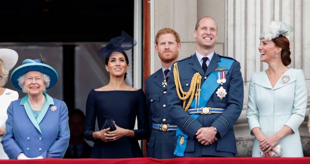Meghan, Duchess of Sussex, Prince Harry, Duke of Sussex, Prince William, Duke of Cambridge and Catherine, Duchess of Cambridge watch from the balcony of Buckingham Palace on July 10, 2018 in London, England | Photo: Max Mumby/Indigo/Getty Images