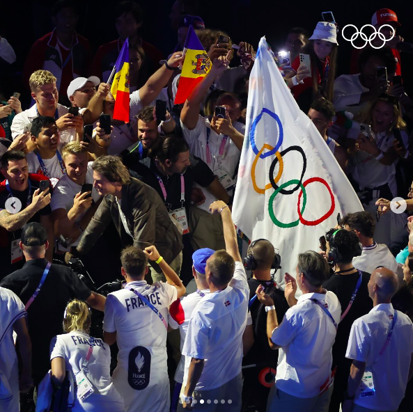 Tom Cruise driving away with the Olympic flag, posted on August 11, 2024 | Source: Instagram/olympics