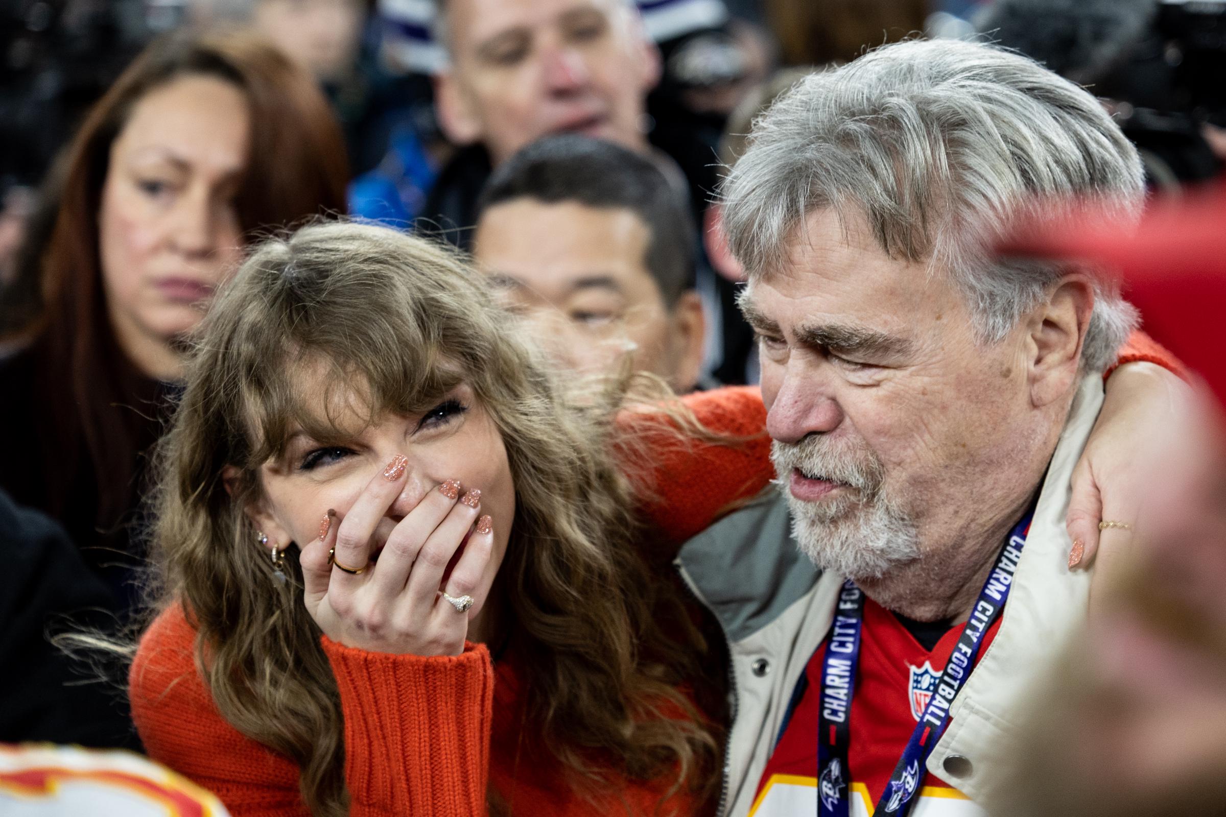 Taylor Swift hugs Ed Kielce after the AFC Championship NFL football game between the Kansas City Chiefs and Baltimore Ravens | Source: Getty Images