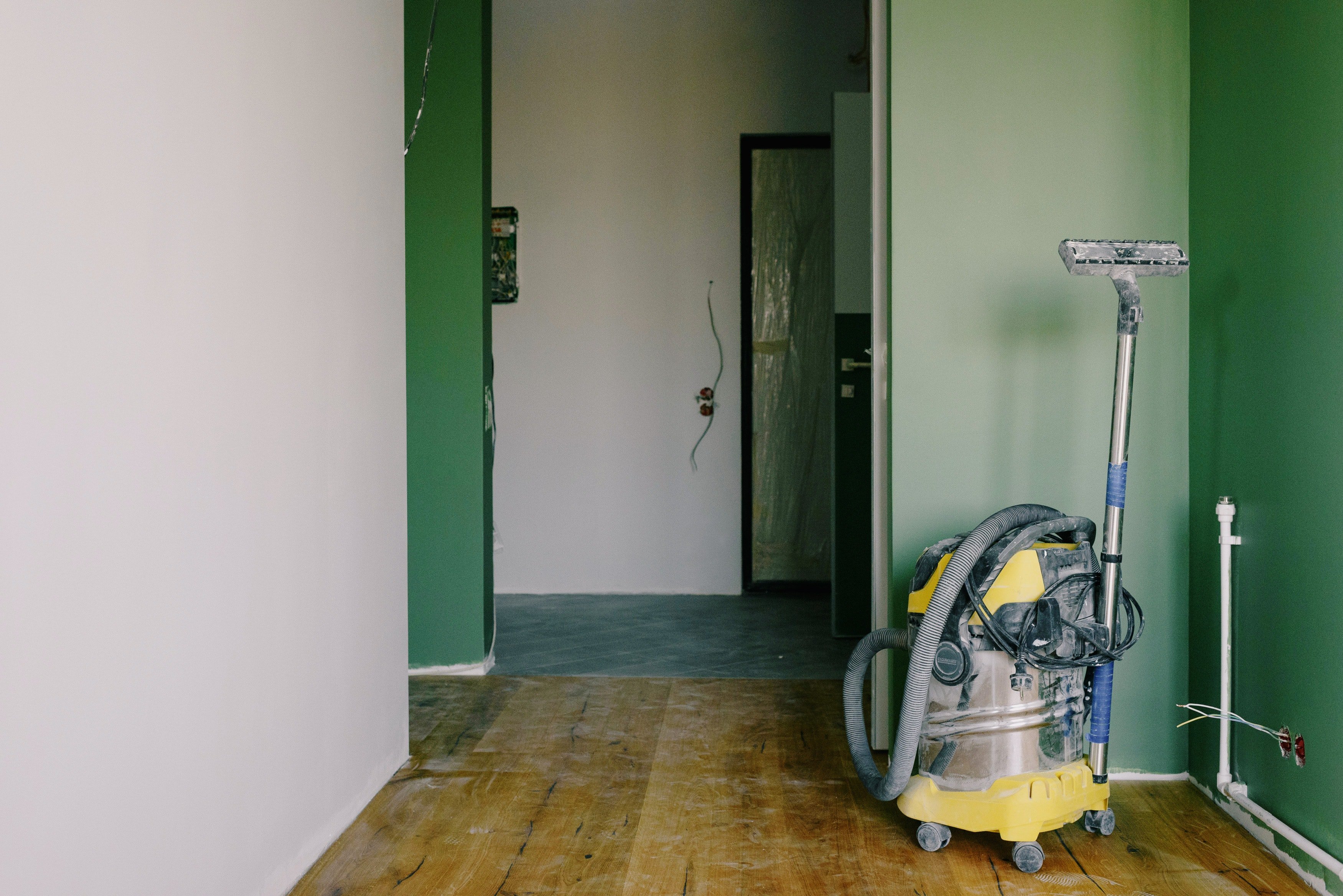 An industrial vacuum cleaner standing in a hallway. | Pexels/  Ksenia Chernaya 