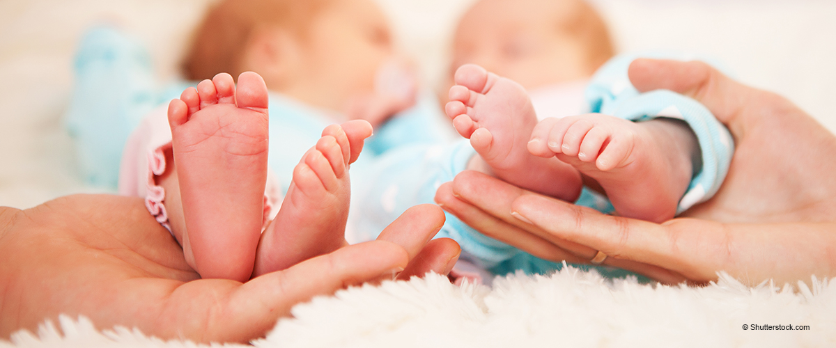 Mutter verblüfft Ärzte, als sie einen Monat nach Geburt eines Jungen gesunde Zwillinge bekommt