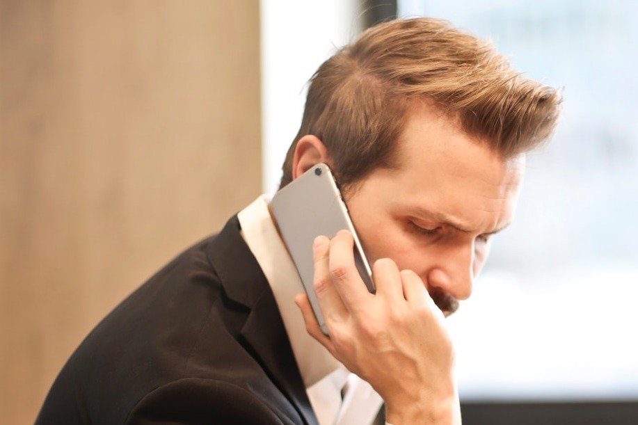 He told Arlene to calm down over the phone.  |  Source: Pexels