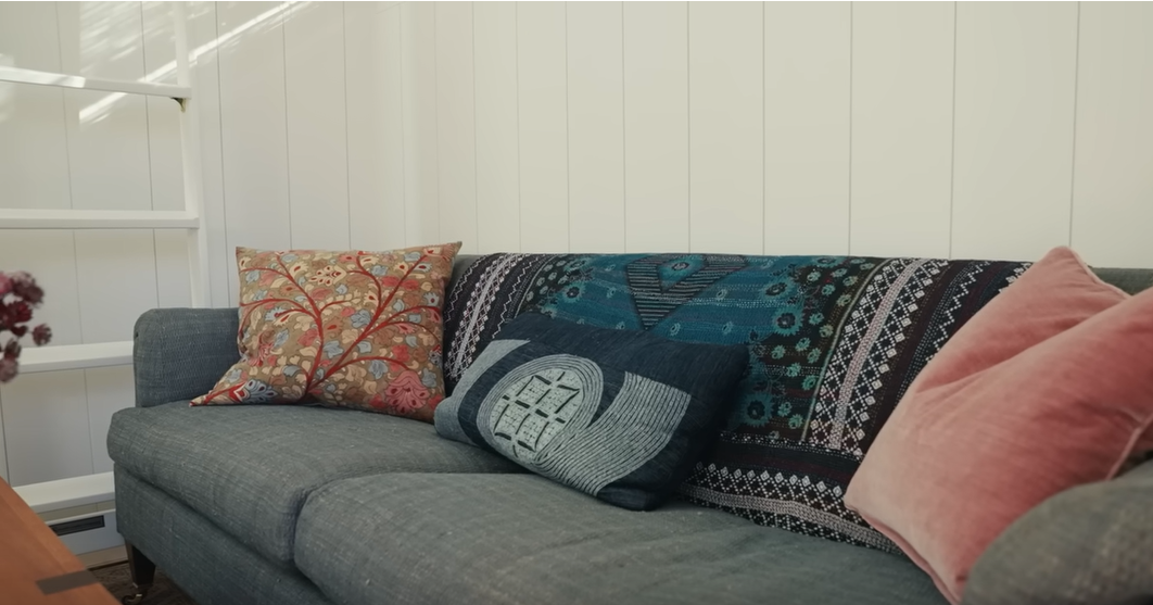 Sofa in Sarah Paulson's Maibu home | Source: Youtube.com/@Archdigest