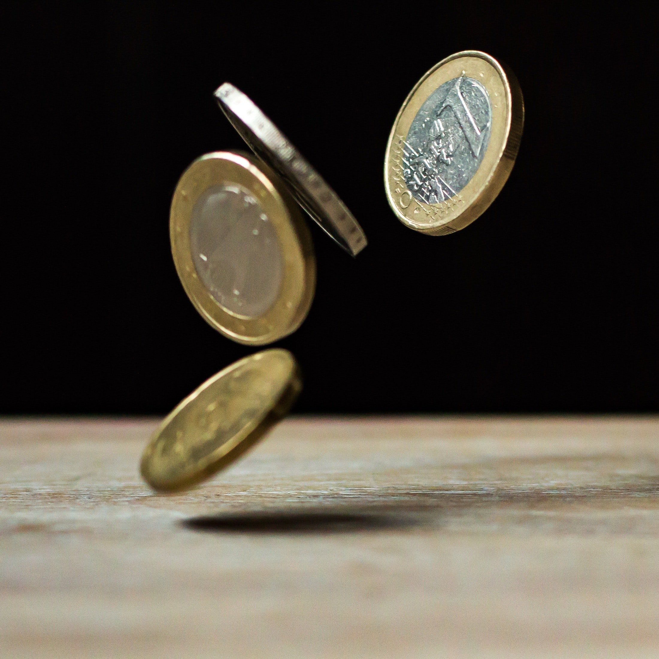 Monedas cayendo. | Foto: Pexels