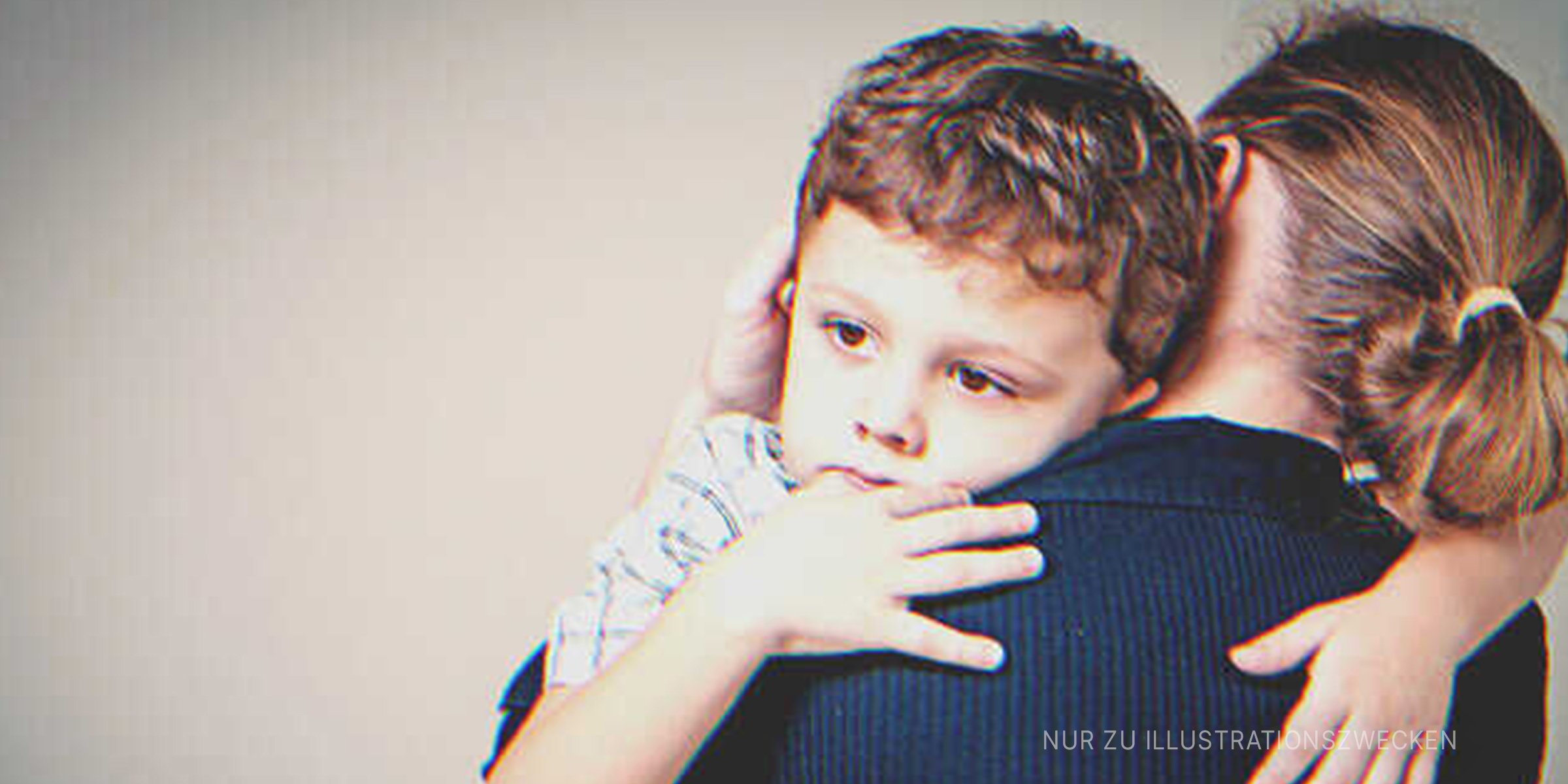 Eine Mutter, die ihren kleinen Sohn umarmt. | Quelle: Shutterstock