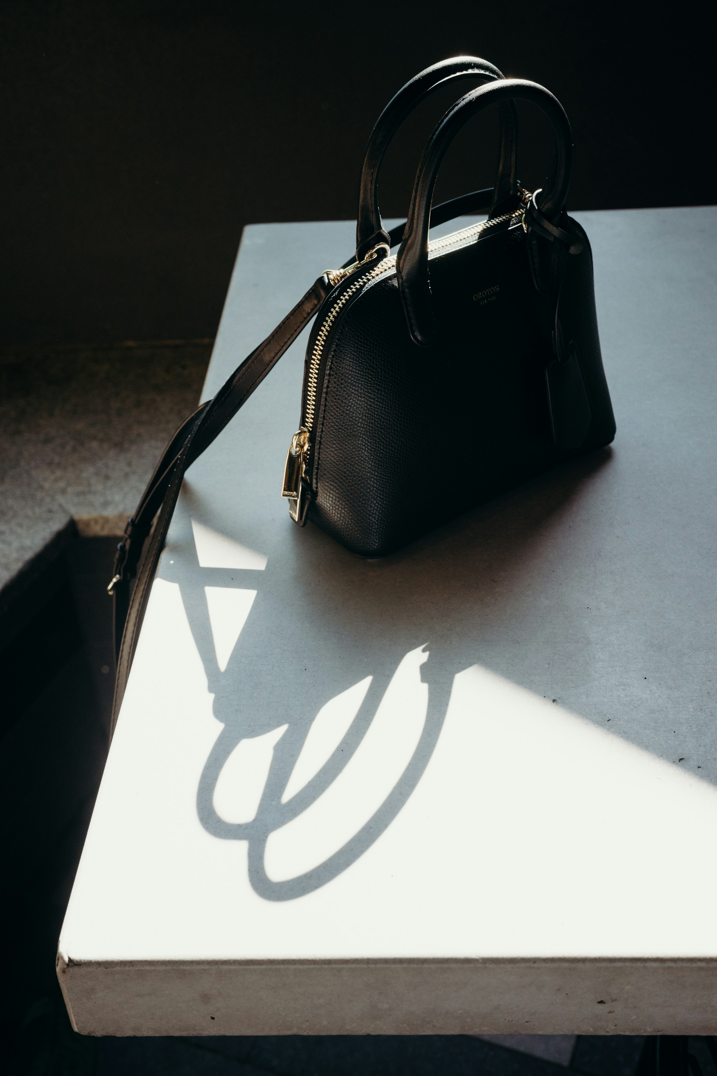 A black handbag on a table | Source: Unsplash