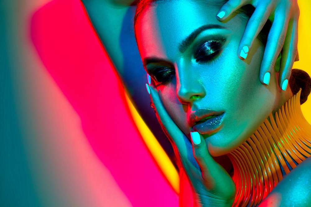 Modelo de alta moda con luces brillantes coloridas. Fuente: Shutterstock