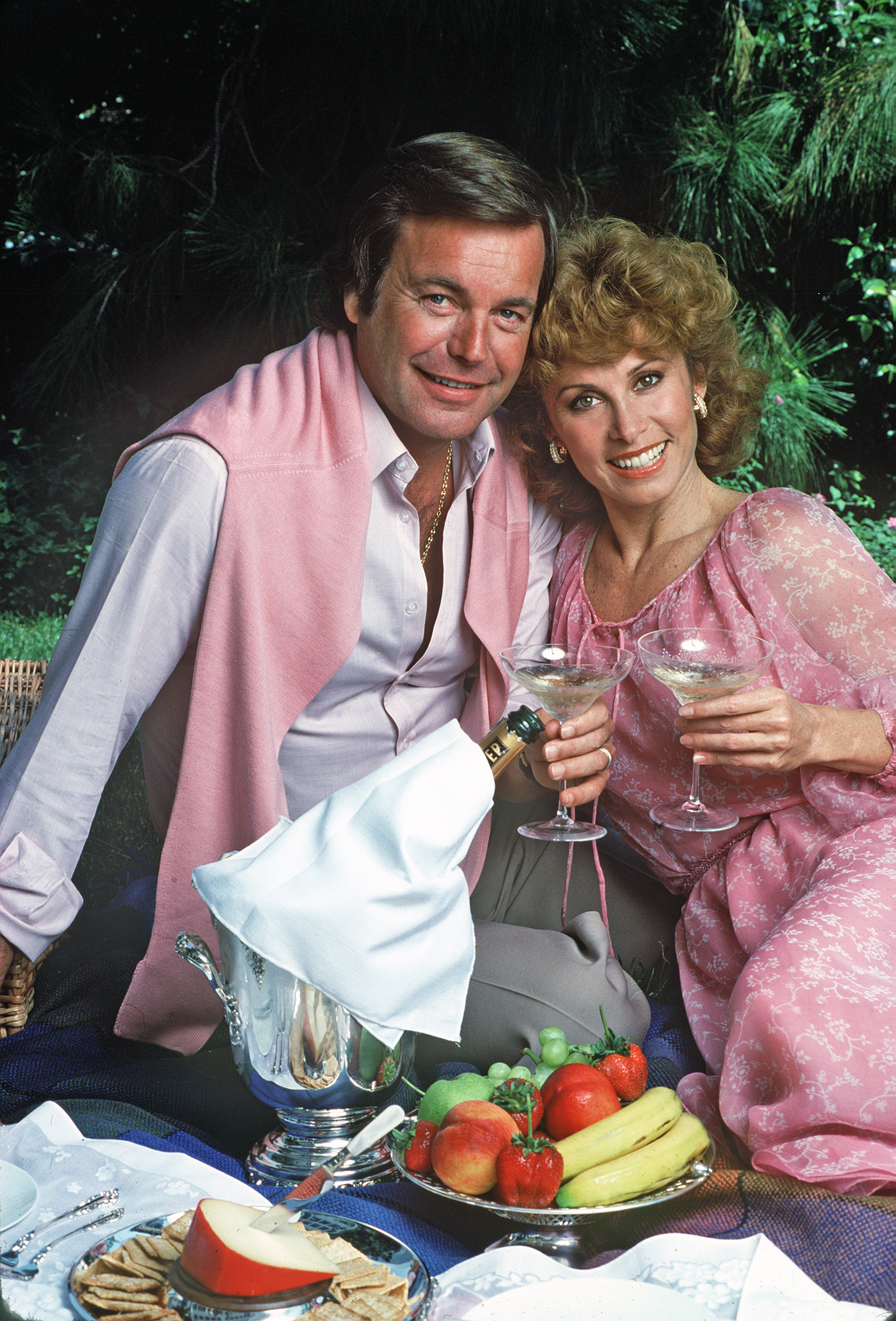 Robert Wagner and Stefanie Powers as Jonathan and Jennifer Hart in 