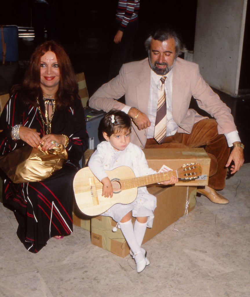 La actriz española Sara Montiel junto a su tercer esposo Pepe Tous y su hija Thais, en 1970, Madrid, Castilla La Mancha, España. | Foto: Getty Images