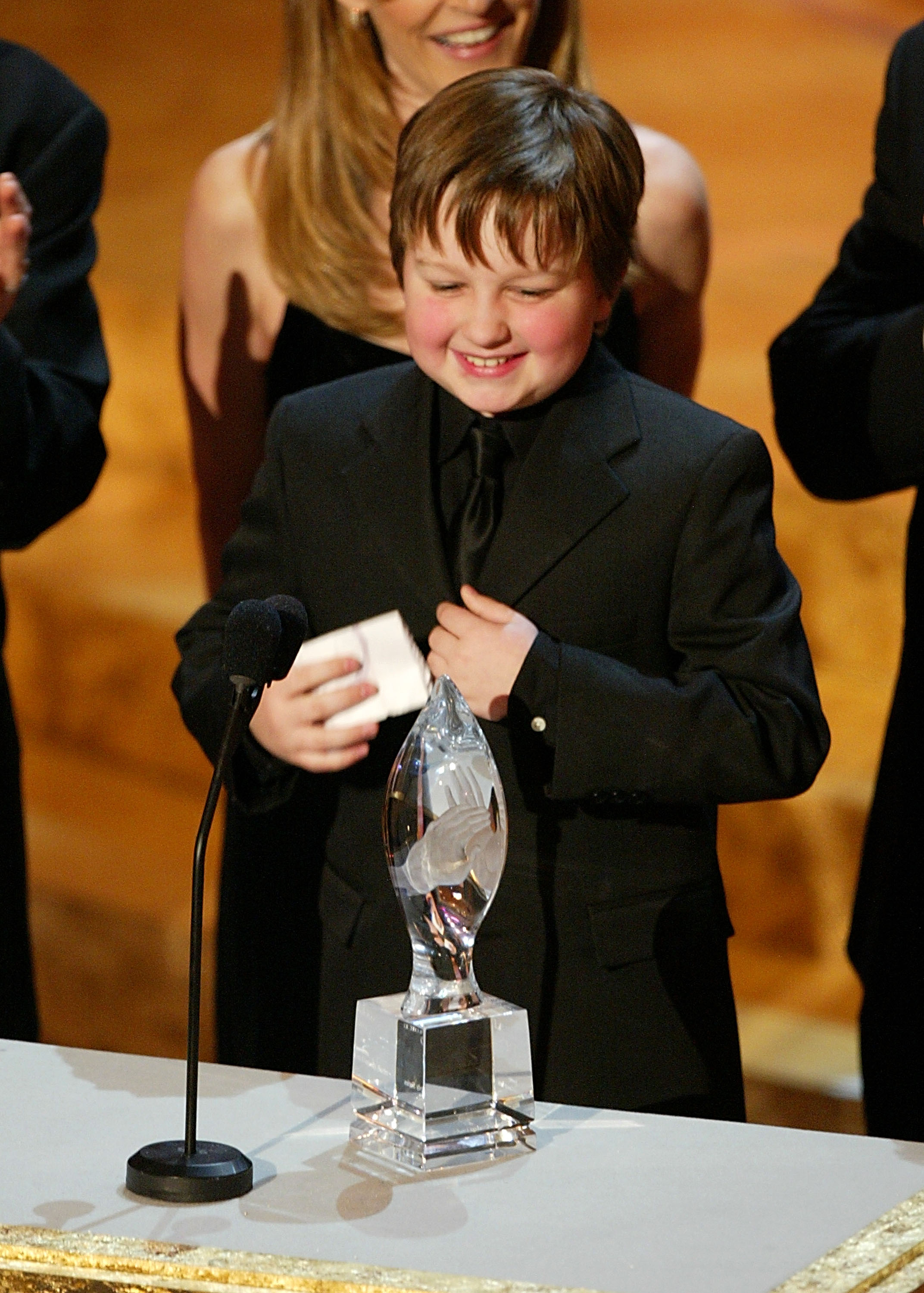 The actor accepting an award at the People's Choice Awards for his role on "Two and a Half Men" in Los Angeles in 2004 | Source: Getty Images