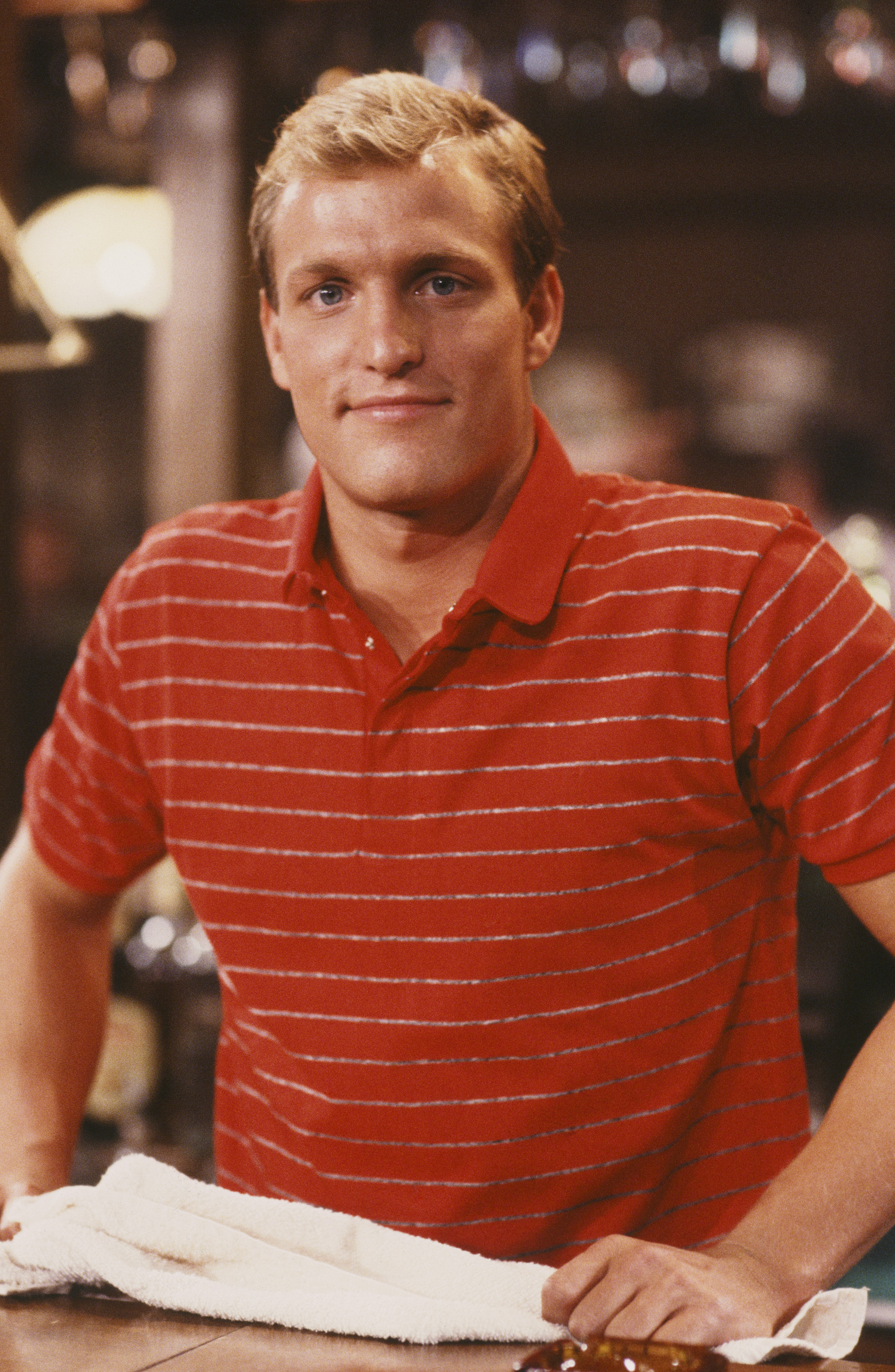 Woody Harrelson als Woody Boyd in "Woody Goes Belly Up" Episode 2 im Jahr 1985. | Quelle: Getty Images