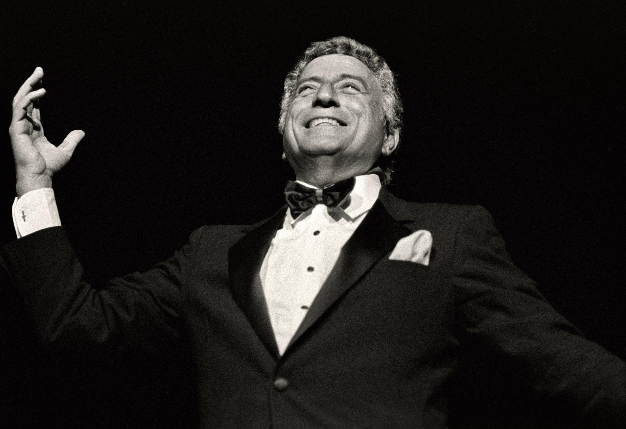Tony Bennett performing live on October 4, 1991, in Cheyenne, Wyoming. | Source: Getty Images