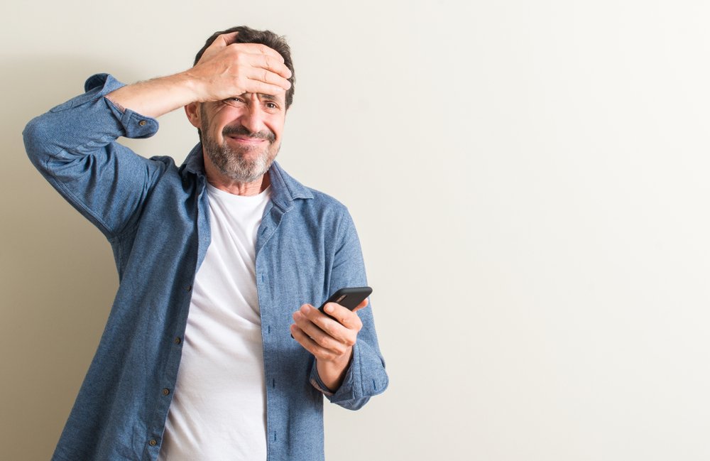 A worried senior man on the phone. | Photo: Shutterstock