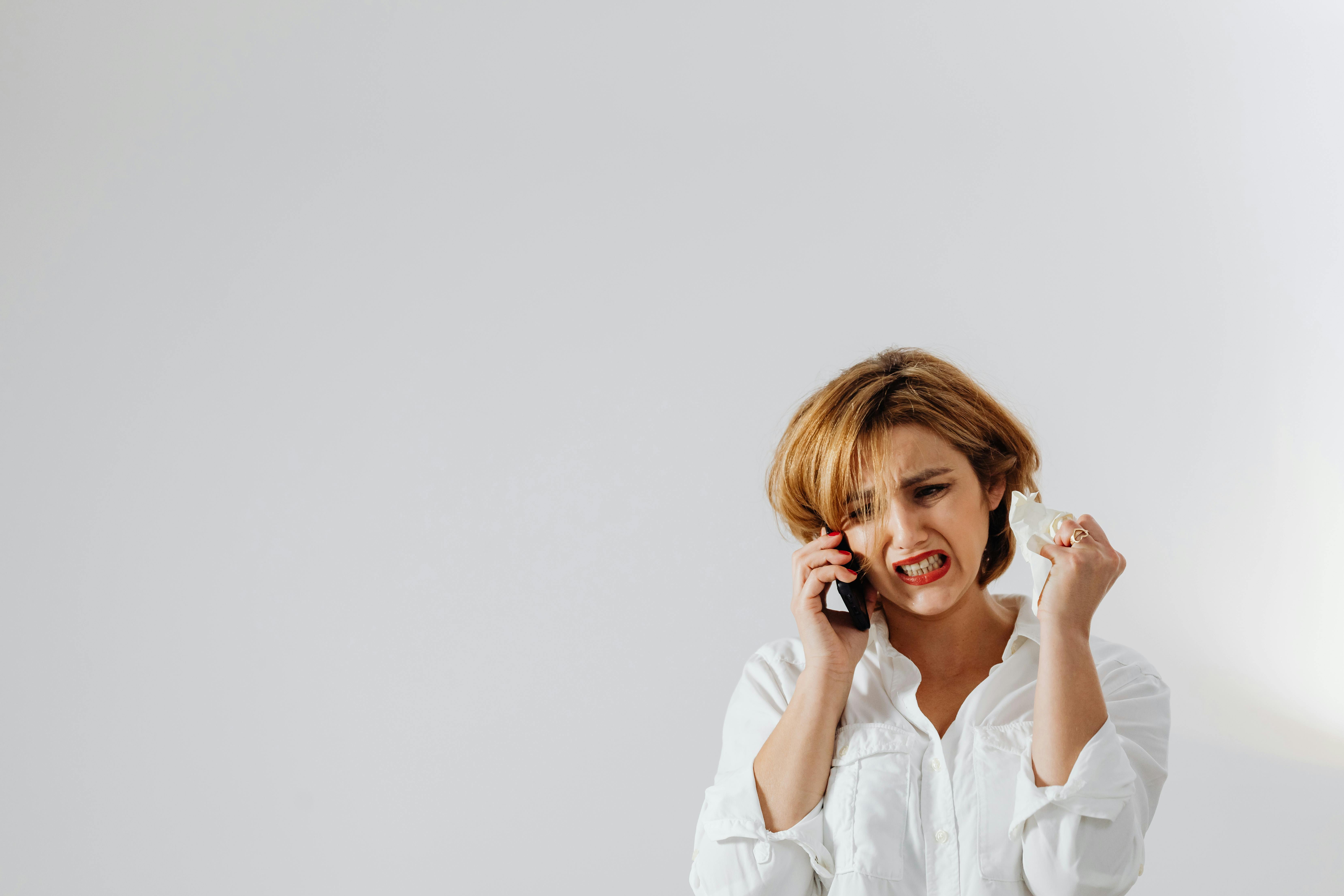 Angry woman talking on the phone | Source: Pexels