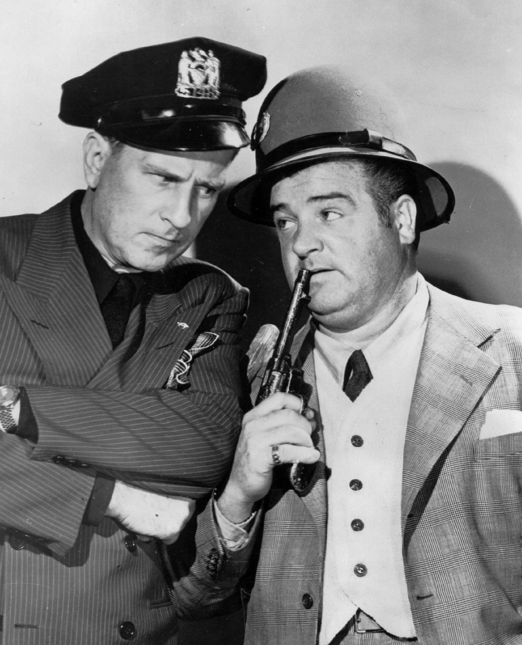 Photo of Bud Abbott and Lou Costello from their NBC Radio program circa 1942.  | Photo: NBC Radio, Public domain, via Wikimedia Commons