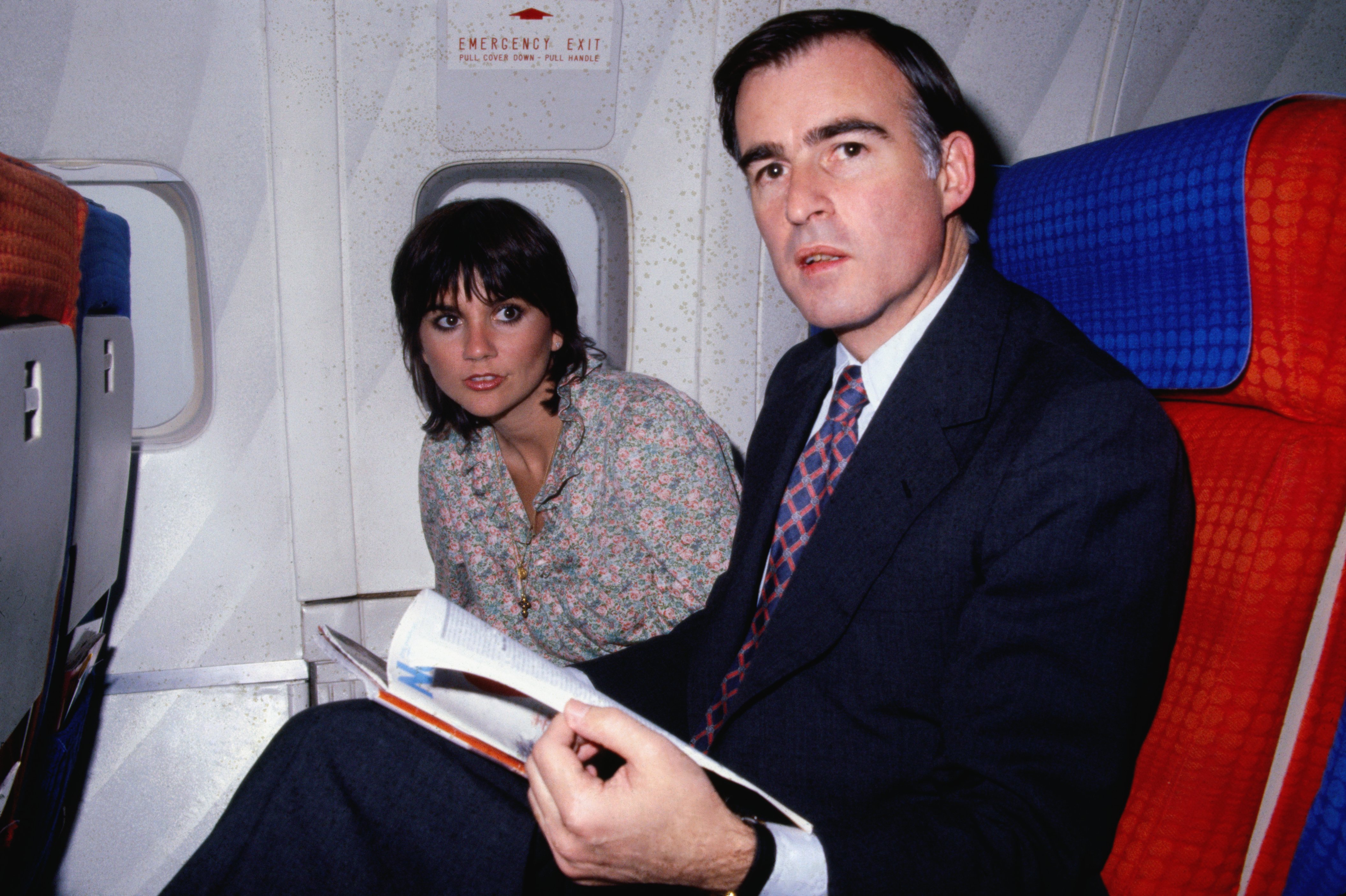 Linda Ronstadt and Jerry Brown on their way to Kenya for a safari trip on April 9, 1979 |  Source: Getty Images