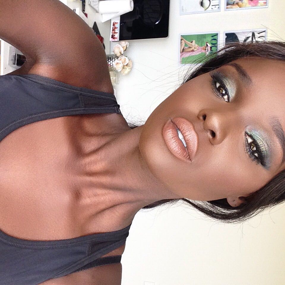 Nyadak "Duckie" Thot posing while wearing makeup on December 17, 2015 | Source: Instagram/duckiethot