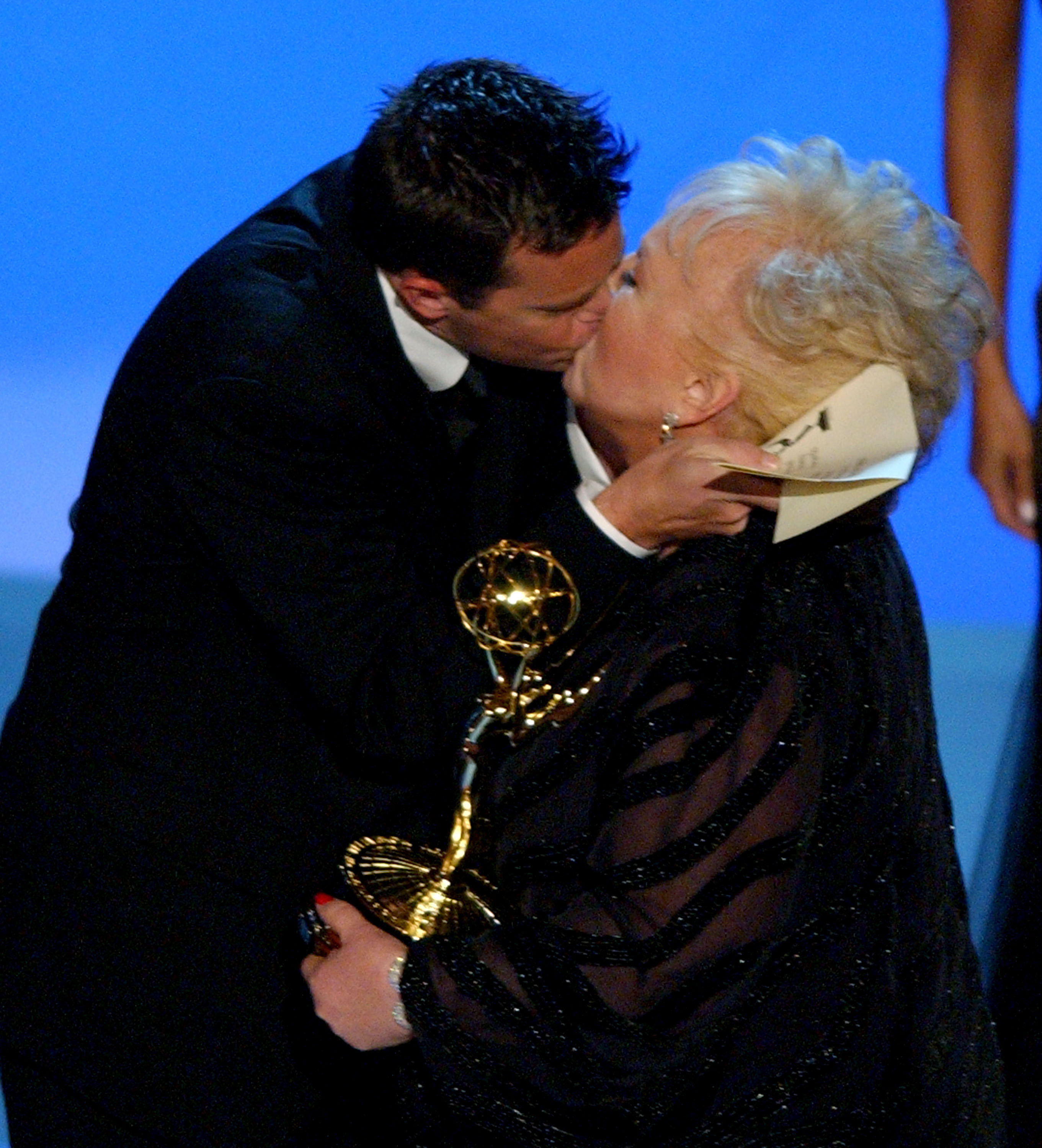 Matthew Perry and Doris Roberts sharing a kiss during the 55th Annual Primetime Emmy Awards on September 21, 2003, in Los Angeles, California. | Source: Getty Images