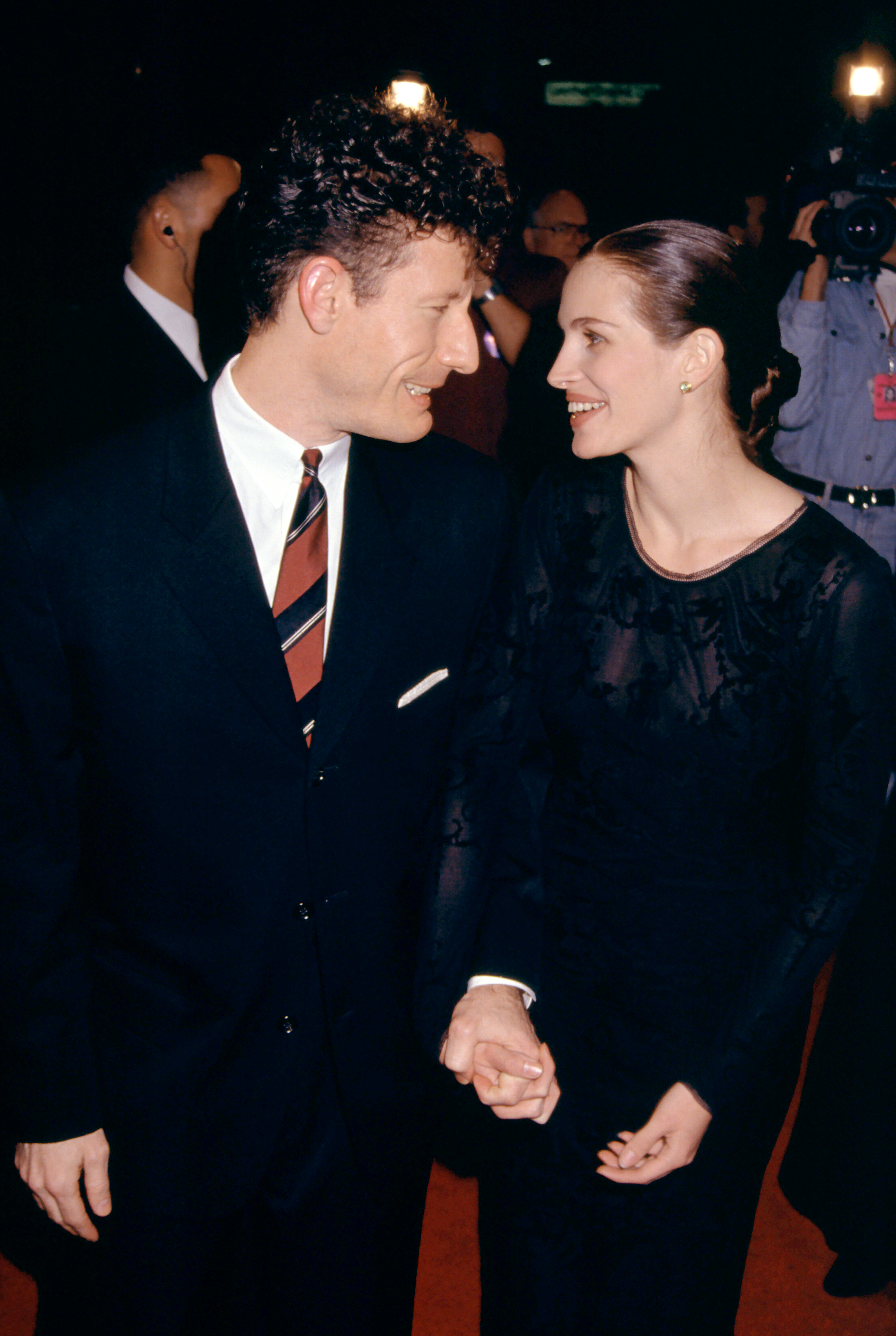 Lyle Lovett and Julia Roberts attend "The Pelican Brief" Westwood Premiere on December 13, 1993, at the Mann Bruin Theatre in Westwood, California. | Source: Getty Images