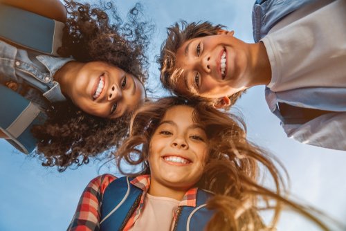 Kinder lächeln in die Kamera | Quelle: Shutterstock