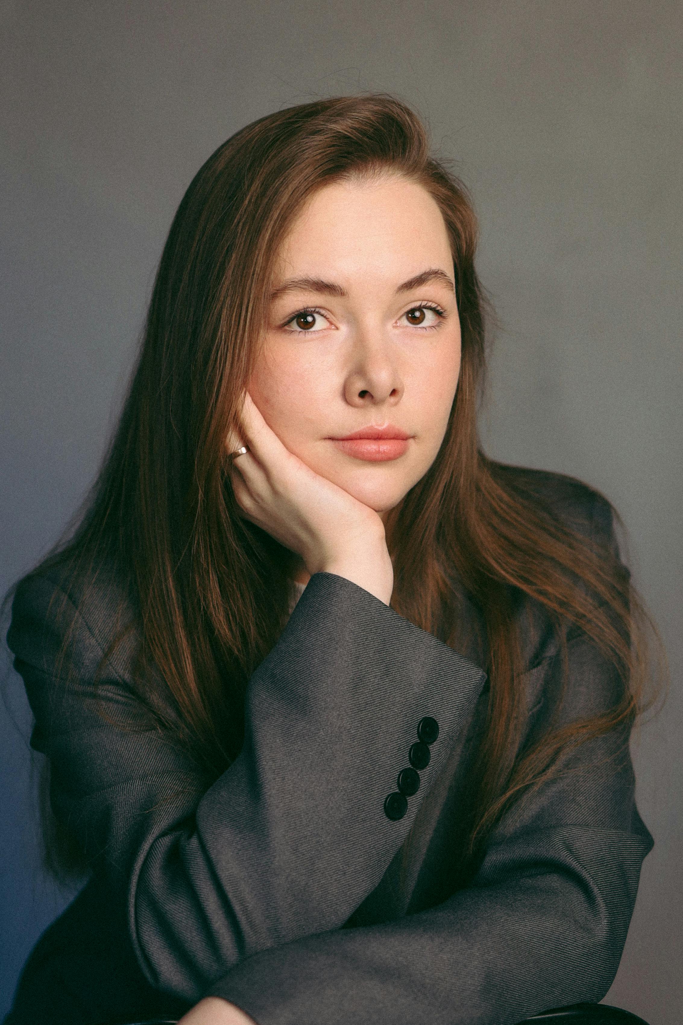 A young woman posing for a studio portrait | Source: Pexels