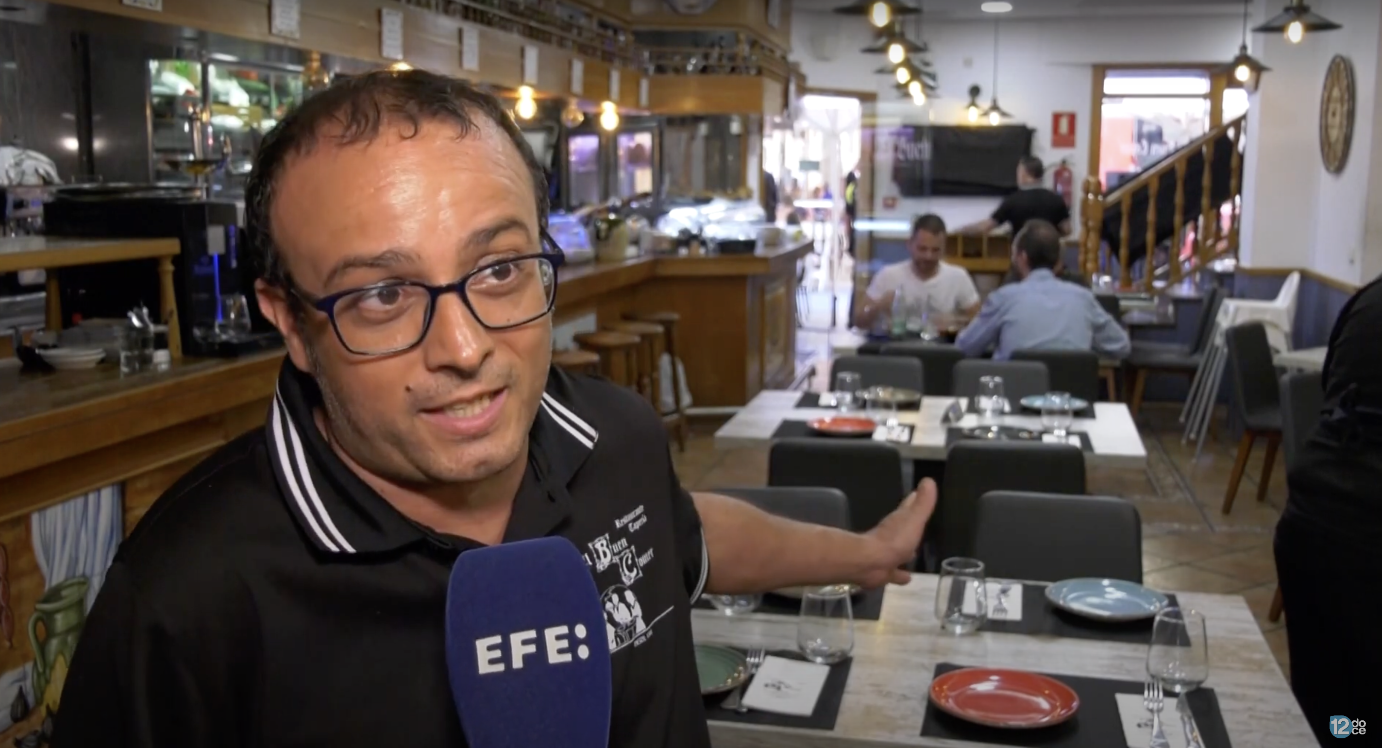 Moisés Doménech, owner of the restaurant El Buen Comer, speaking about the dine-and-dash expat in a video dated September 21, 2023 | Source: youtube.com/12tv_es