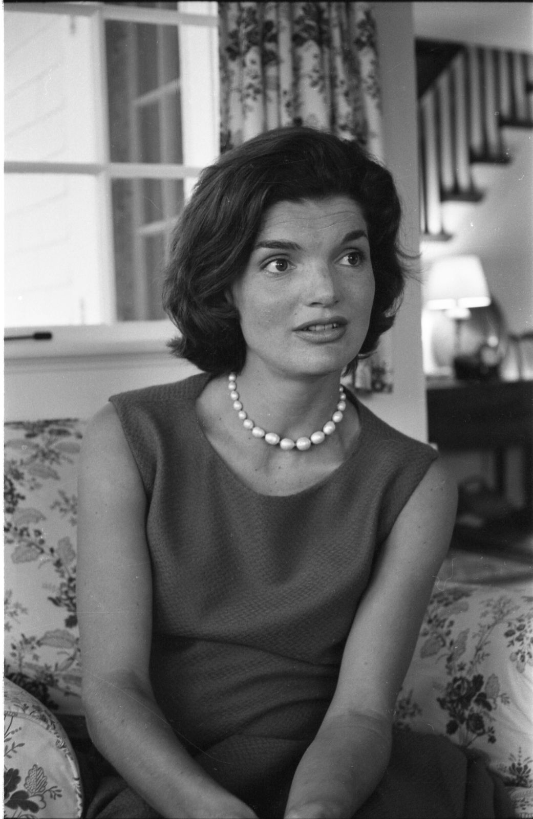 Jacqueline Kennedy as she sits in an armchair at home in Hyannisport, Massachusetts, 1960. | Photo: Getty Images. 