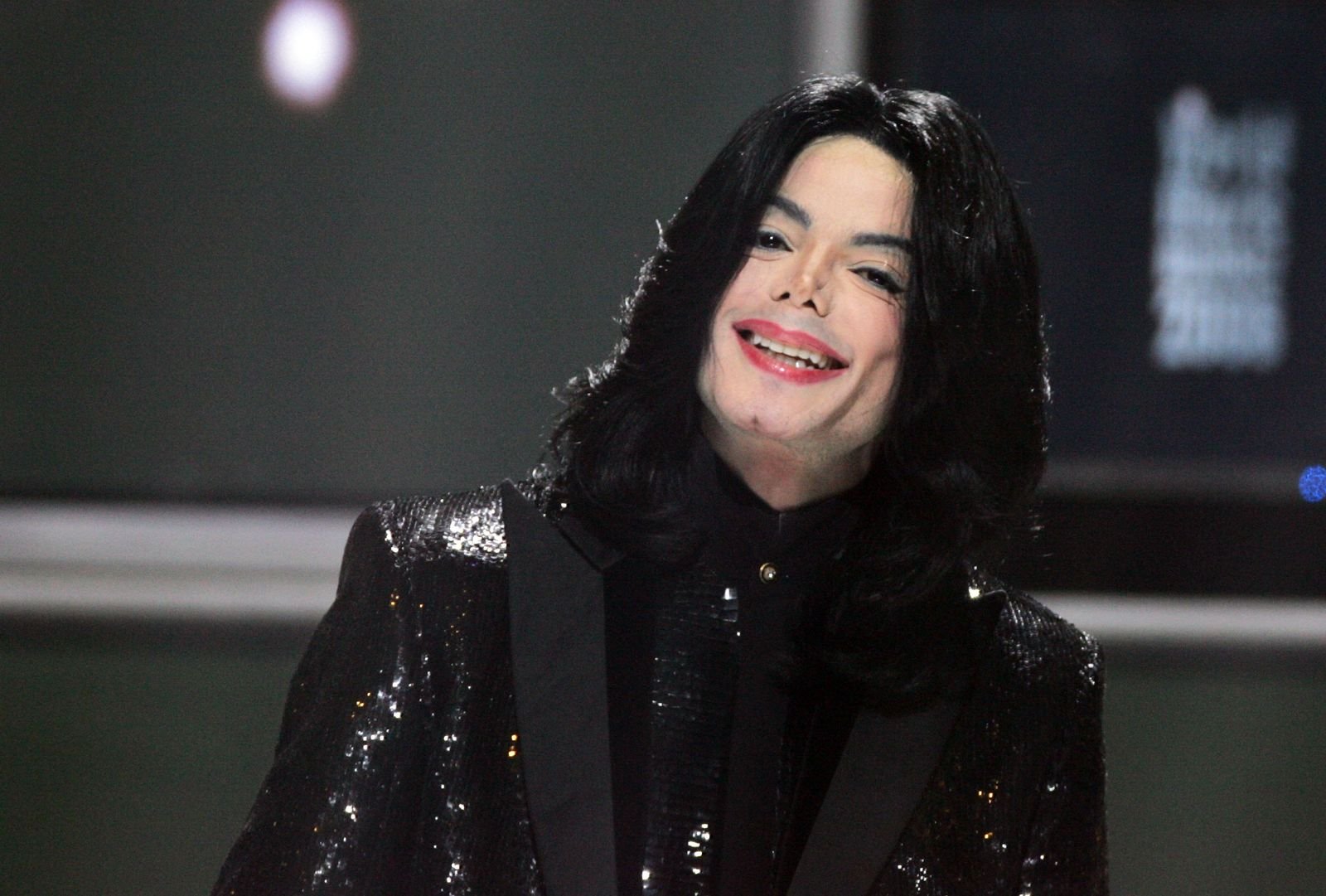 Singer Michael Jackson performs on stage during the 2006 World Music Awards at Earls Court on November 15, 2006 | Photo: Getty Images