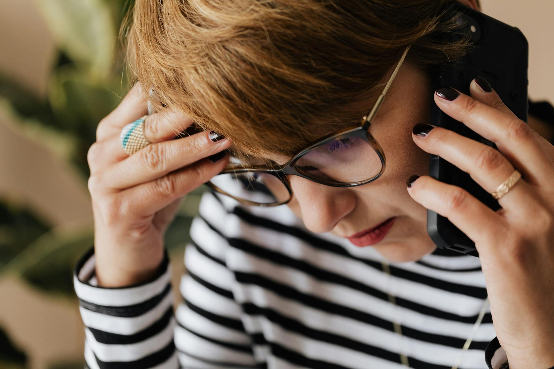 A worried woman holding her phone against her ear | Source: Pexels