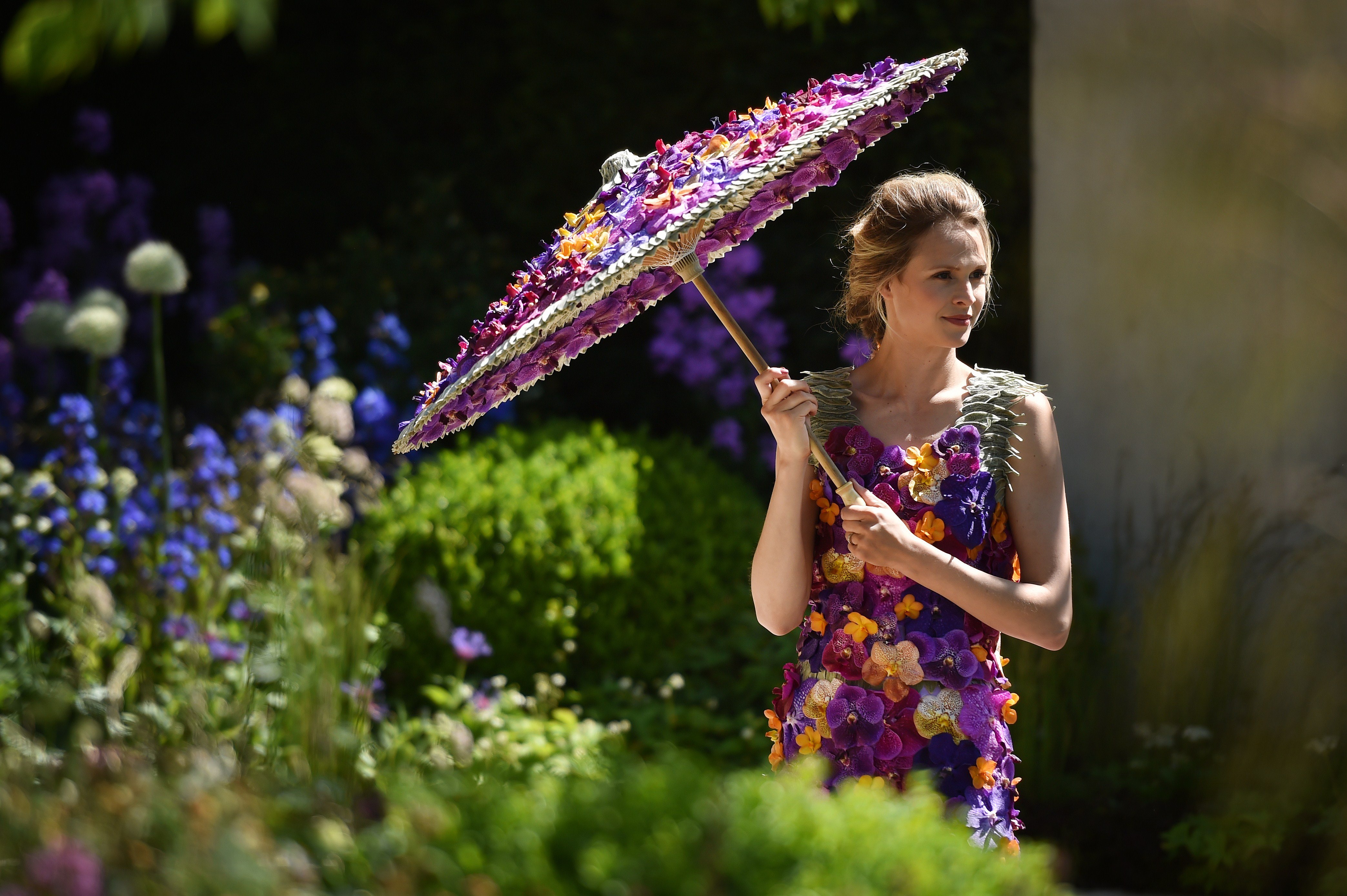 British model Nina Schubert models this year's M&G dress, made with Orchida "Vanda" heads, at the Chelsea Flower Show in west London, on May 19, 2014. | Source: Getty Images
