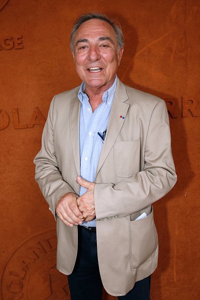 Le journaliste Allain Bougrain-Dubourg assiste à la treizième journée de Roland Garros. | Photo : Getty Images. Le journaliste Allain Bougrain-Dubourg assiste à la treizième journée de Roland Garros. | Photo : Getty Images.